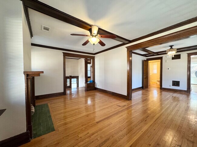 Building Photo - 811 E 39th St