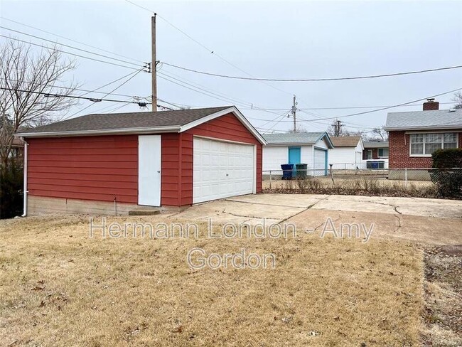 Building Photo - 8113 Parkwood Dr