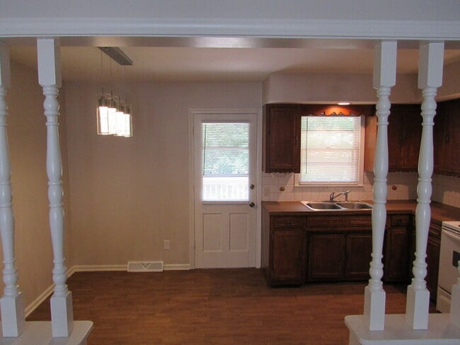 Building Photo - Updated Duplex in Pleasant Valley!