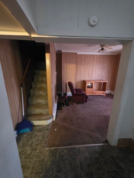 Building Photo - 7 W River Ave