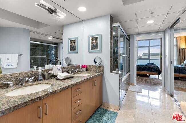 Building Photo - 13700 Marina Pointe Dr