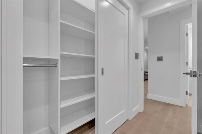 Building Photo - 708 E 6th St