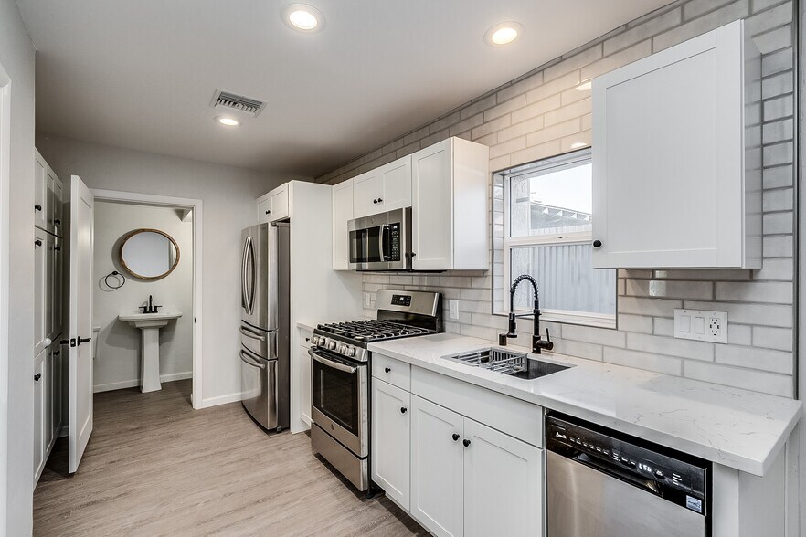 Building Photo - 1132 E Florita St