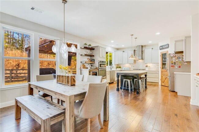 Building Photo - 1855 Kingsbury Dr