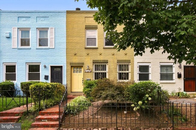 Building Photo - 1724 E St NE