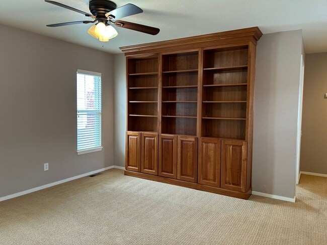 Building Photo - Spacious 3 Bed, 2.5 Bath Home with Attached Garage and Pool Access - Available Now