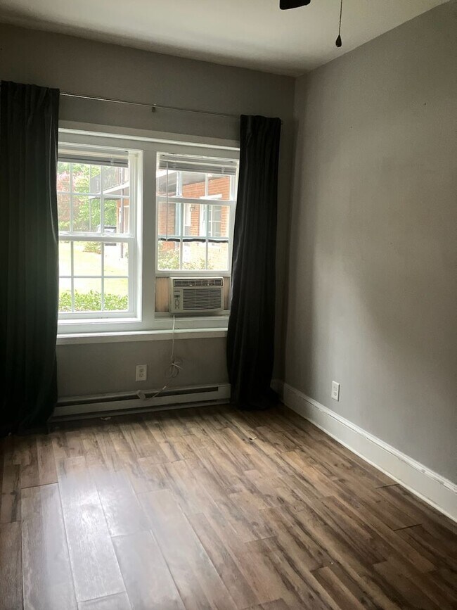 Building Photo - 3 Bedroom, 2 Bath House in the Grid walking distance to ECU