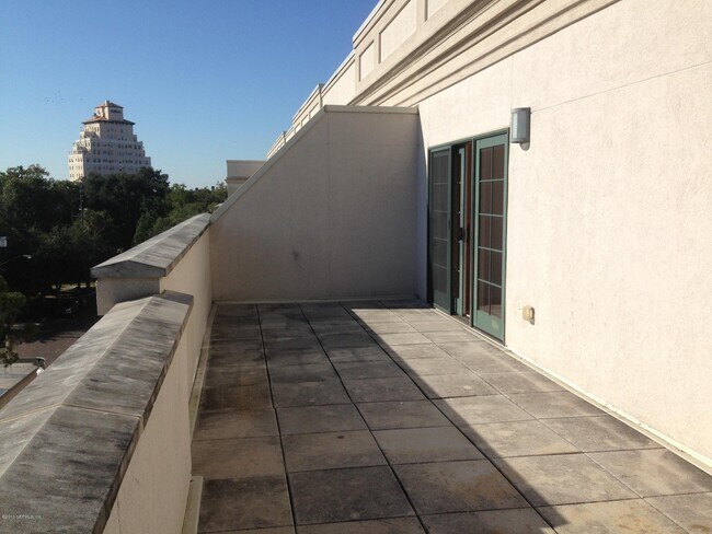 Building Photo - 1661 Riverside Ave