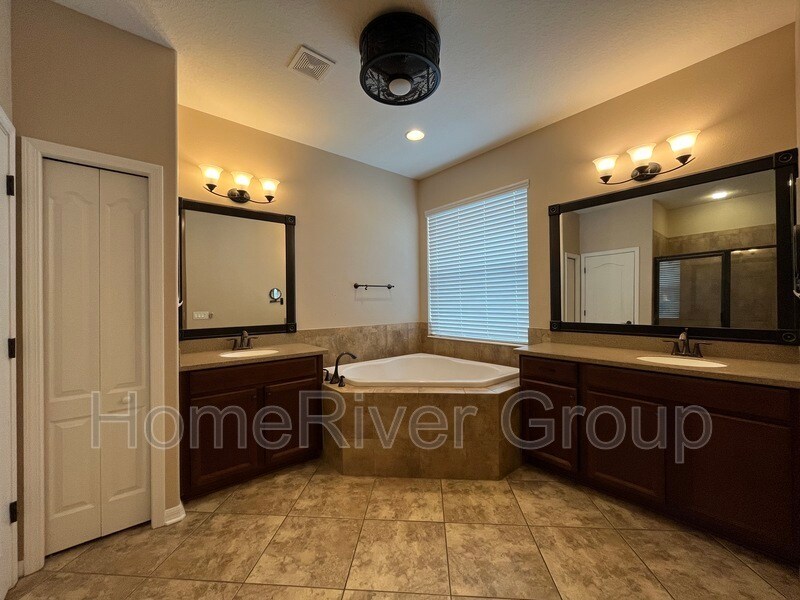 Building Photo - 8426 White Poplar Dr