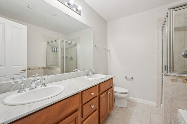 Building Photo - 10 Bridge Ln