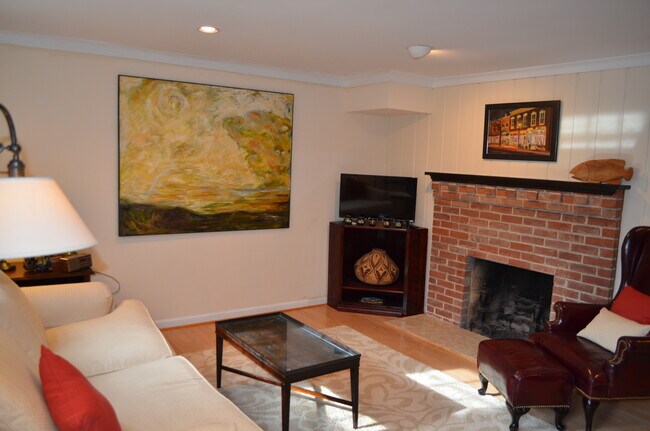 sitting room - 407 Summers Dr