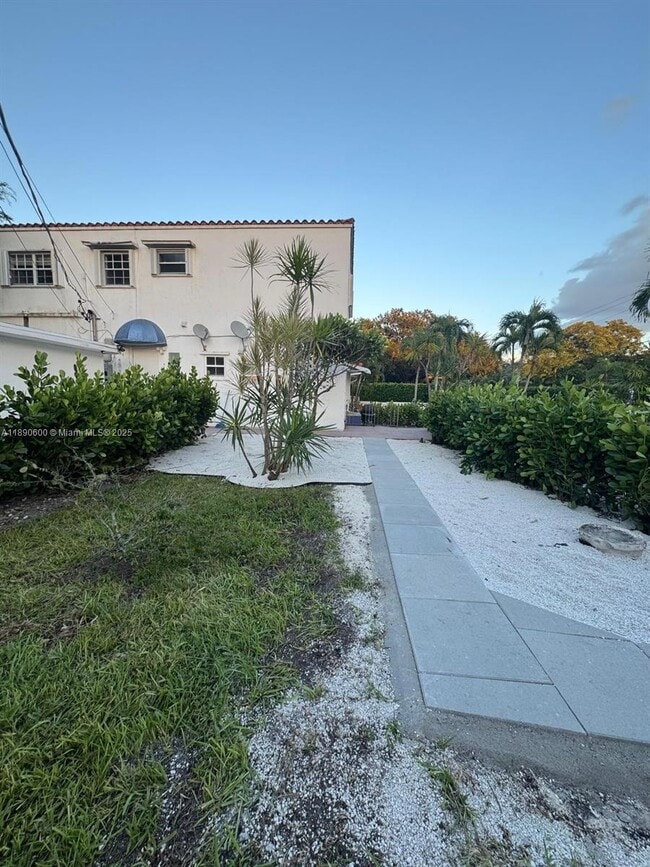 Building Photo - 1105 NE 119th St