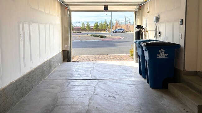 Building Photo - Wonderful 3 Bedroom townhouse with a 1 car garage - 3 levels located in North Las Vegas