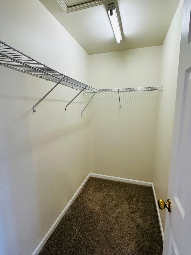 Building Photo - Three Bedroom Townhome Close to Everything