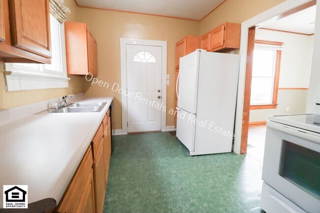 Building Photo - $300.00 off first months rent!! Now availa...