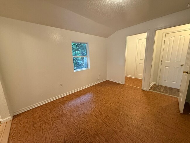 Building Photo - Beautiful 4 bedroom 2 bath house available now