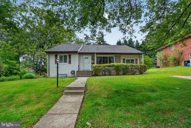 Building Photo - 9211 E Parkhill Dr