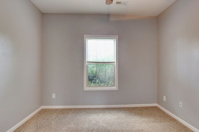 Building Photo - Sweet Splitlevel with Awesome Basement Area