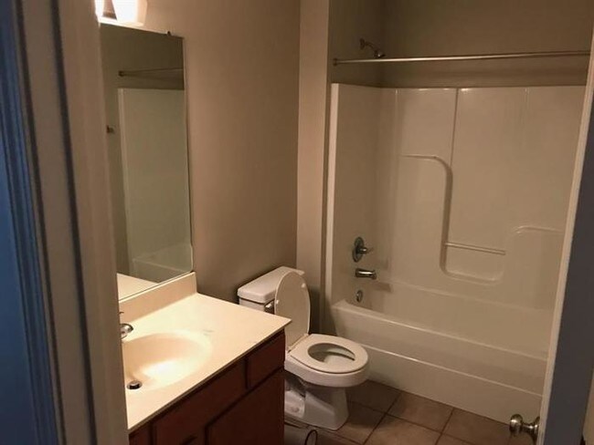 Building Photo - 921 SW Ovation Dr