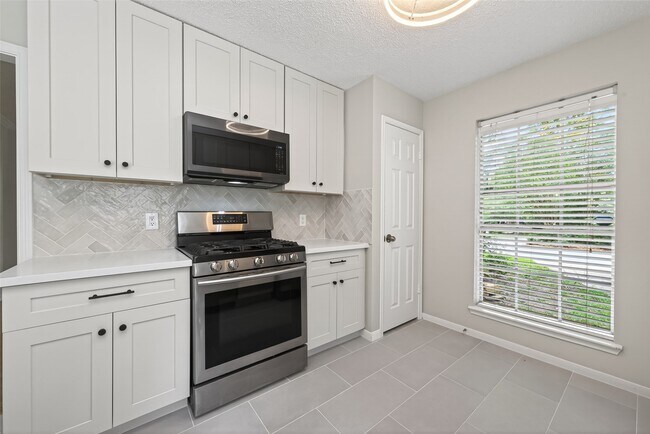 Building Photo - 106 Breezy Point Pl