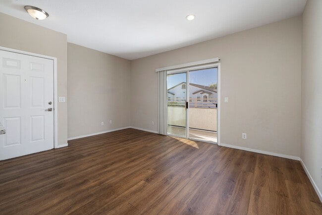 Building Photo - Gated 2 Bedroom 2 Bath Condo on the Second...