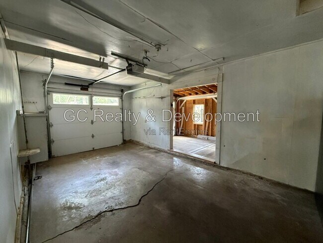 Building Photo - 255 Crest Rd