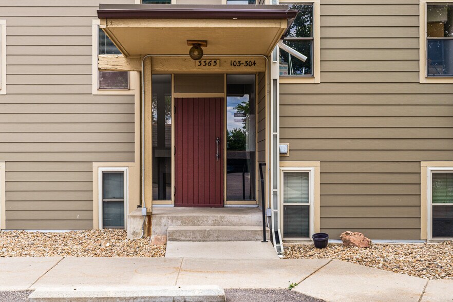 Front door to building - 3365 Chisholm Trl