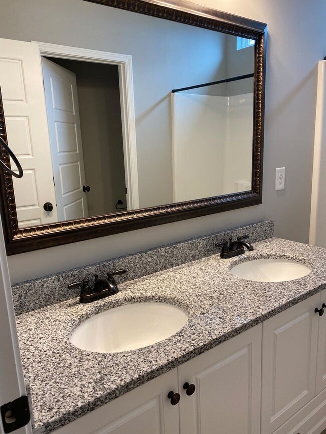 Building Photo - Spacious 5-Bedroom Home with Open Foyer - Move-In Ready! **Close to Fort Gordon, Hospitals, and I...