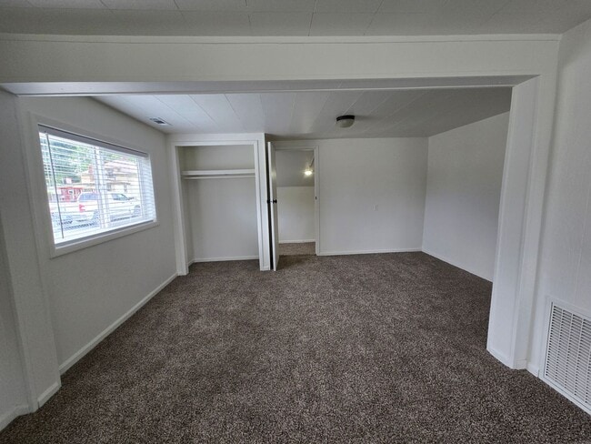 Building Photo - Newly Remodeled House