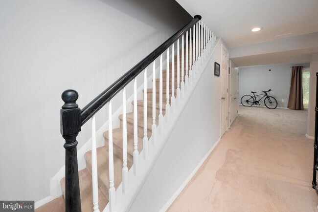 Building Photo - 1025 Commanders Way N