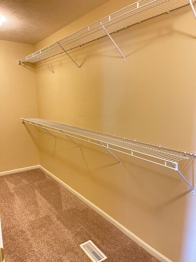 Building Photo - Move-in special. Beautiful 4 bed 2.5 bath 3000+sq ft