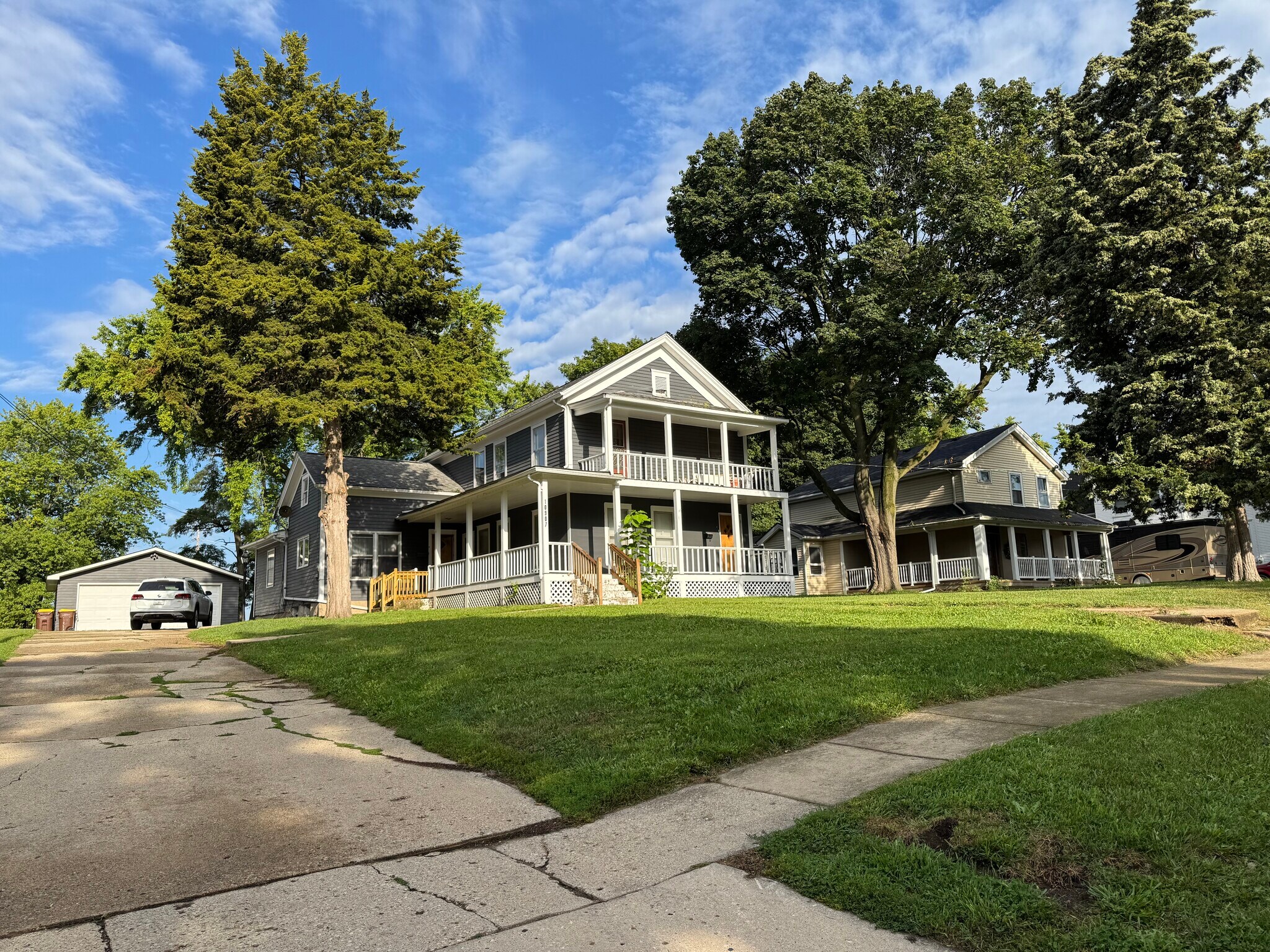 Building Photo - 10907 N Woodstock St