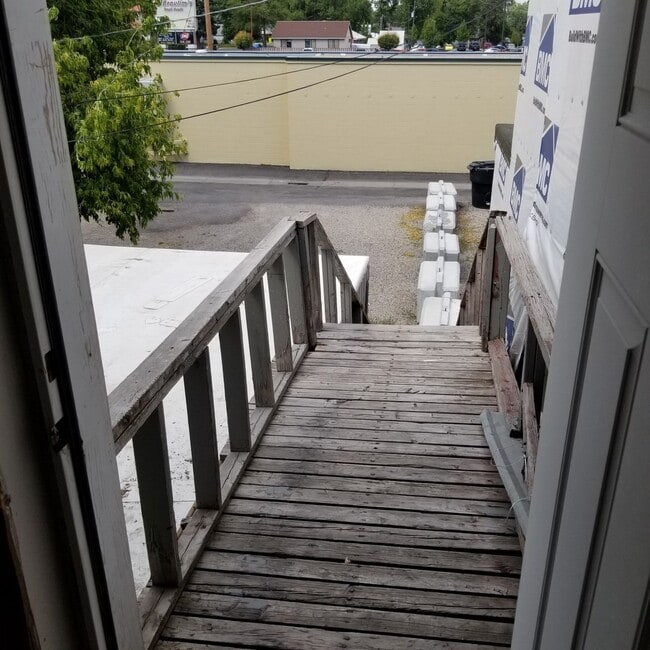 Building Photo - Spacious 2 bed 1 bath apartment on Main st...
