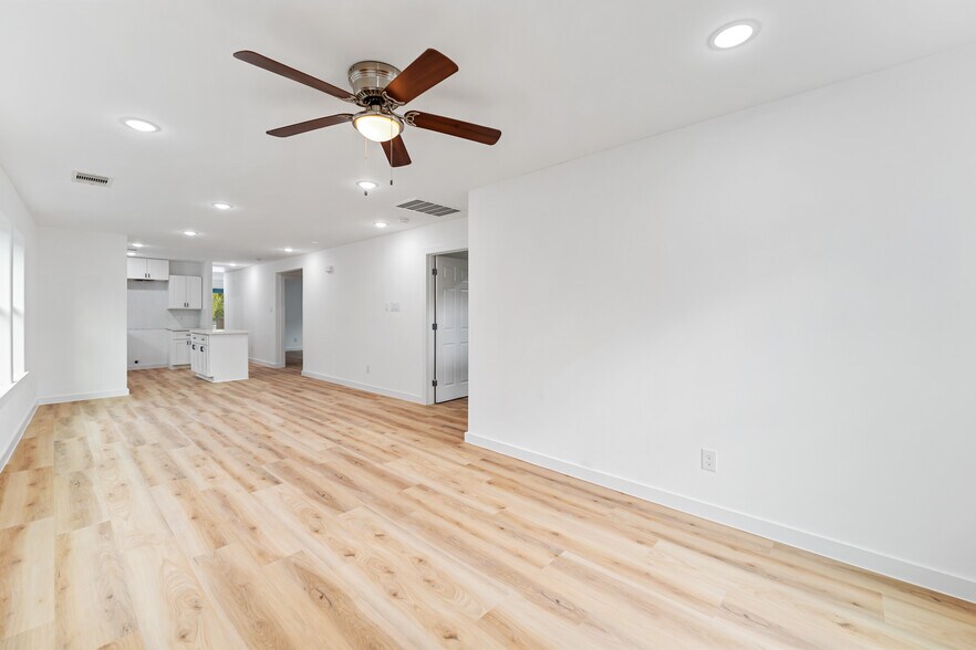 Building Photo - 9320 Firnat St