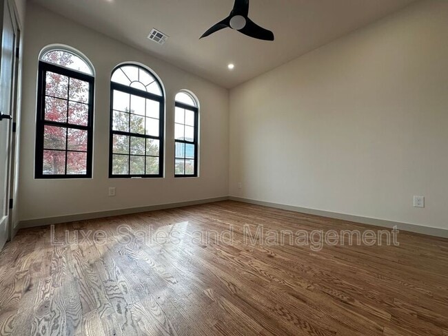 Building Photo - 911 NE 16th St