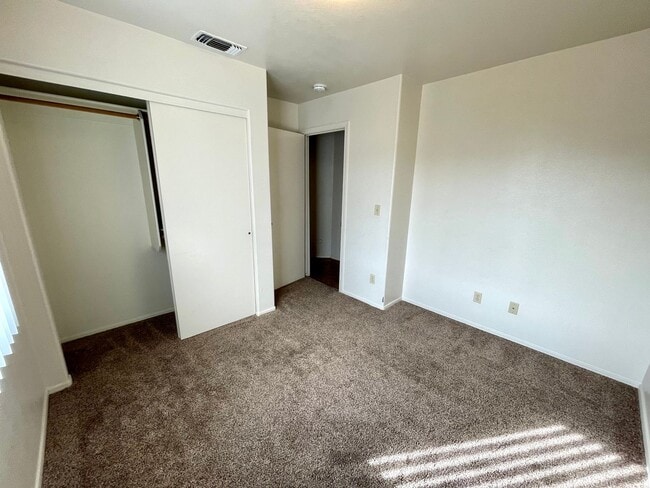 Building Photo - Cute 2 Bedroom Duplex with Garage!