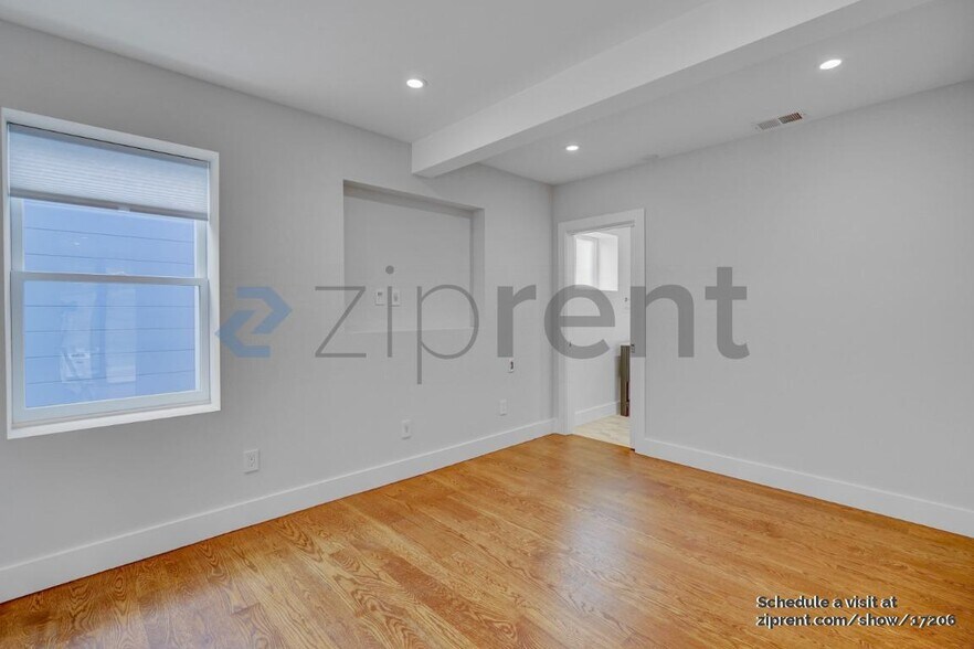 Building Photo - 537 Moultrie St