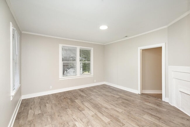 Building Photo - 105 S Elm St
