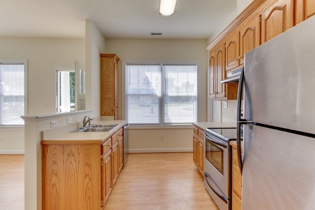 Building Photo - 955 Poquoson Ave