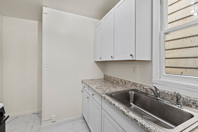 Building Photo - 1809 Oak St