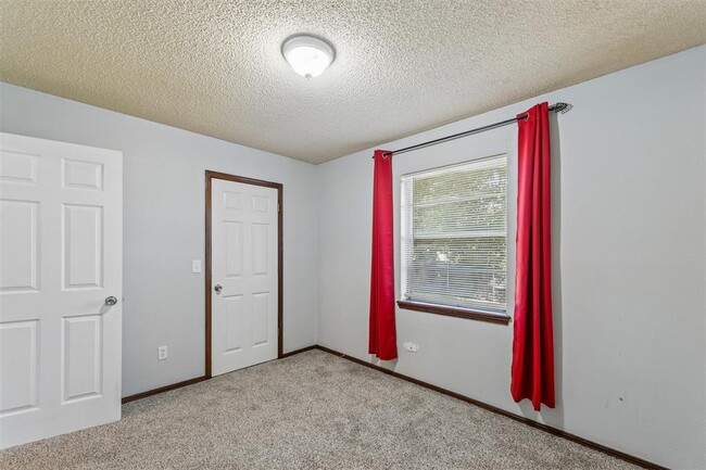 Building Photo - 3401 E Noble Dr