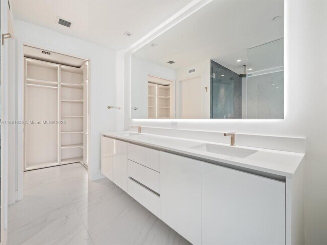 Building Photo - 700 NE 24th St