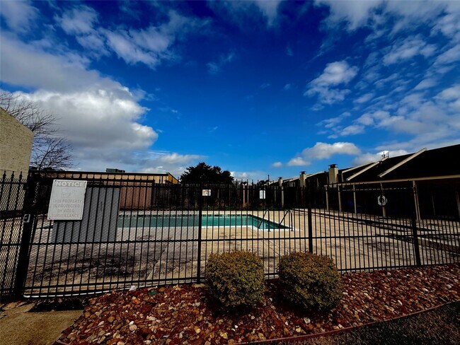 Building Photo - 10075 Westpark Dr