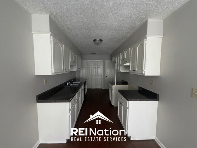 Building Photo - MEMPHIS CHARMER! | Vaulted Ceilings & Hardwood Floors | 3 Bed / 2 Bath & 2-Car Garage