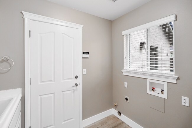 Building Photo - 3451 Woodbury Dr