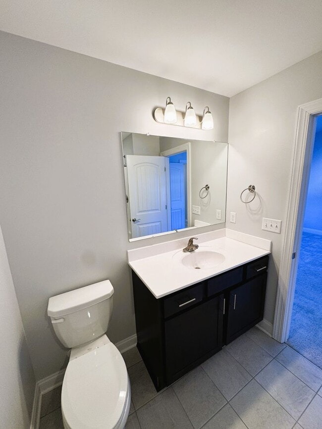 Building Photo - Spacious 3-Level Townhouse