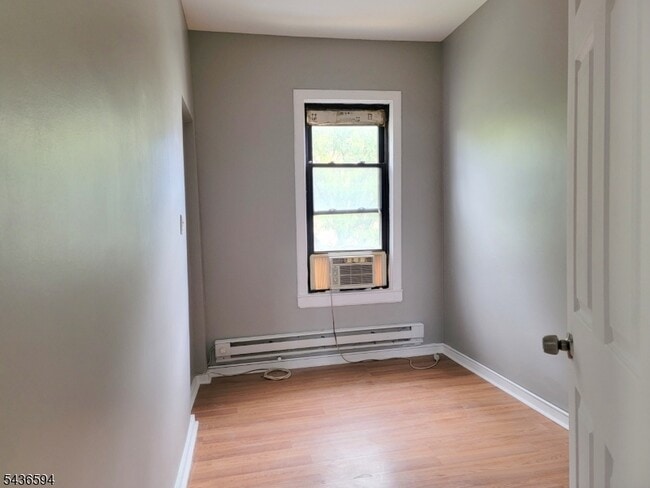 Building Photo - 423 2nd St