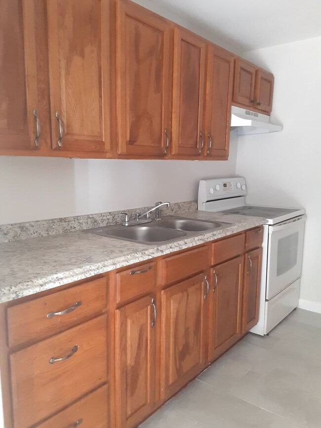 Building Photo - Charming 2/1 Single Family Home with large...