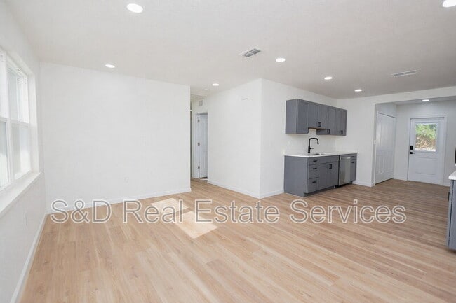 Building Photo - 2919 Hickory St