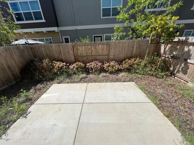 Building Photo - 3 Bed / 2.5 Bath | Rocklin Townhome